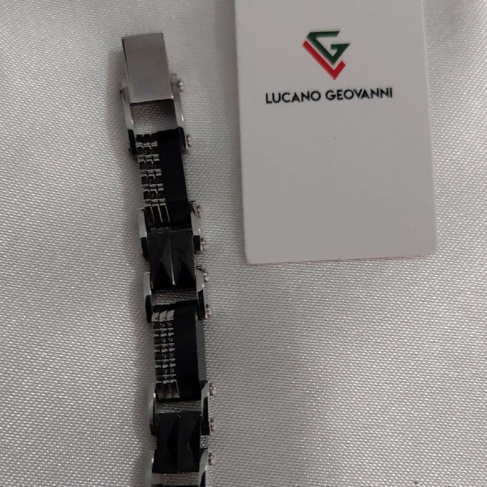 lucano Geovanni this sleek